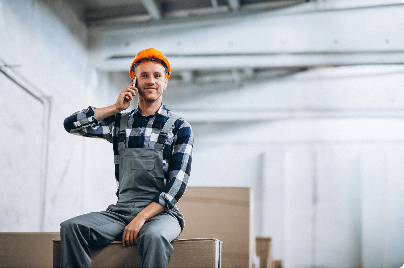 Zdjęcie pracownika rozmawiającego przez telefon
