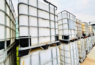 Pojemniki IBC: jak dobrać właściwy paletopojemnik i uniknąć błędów